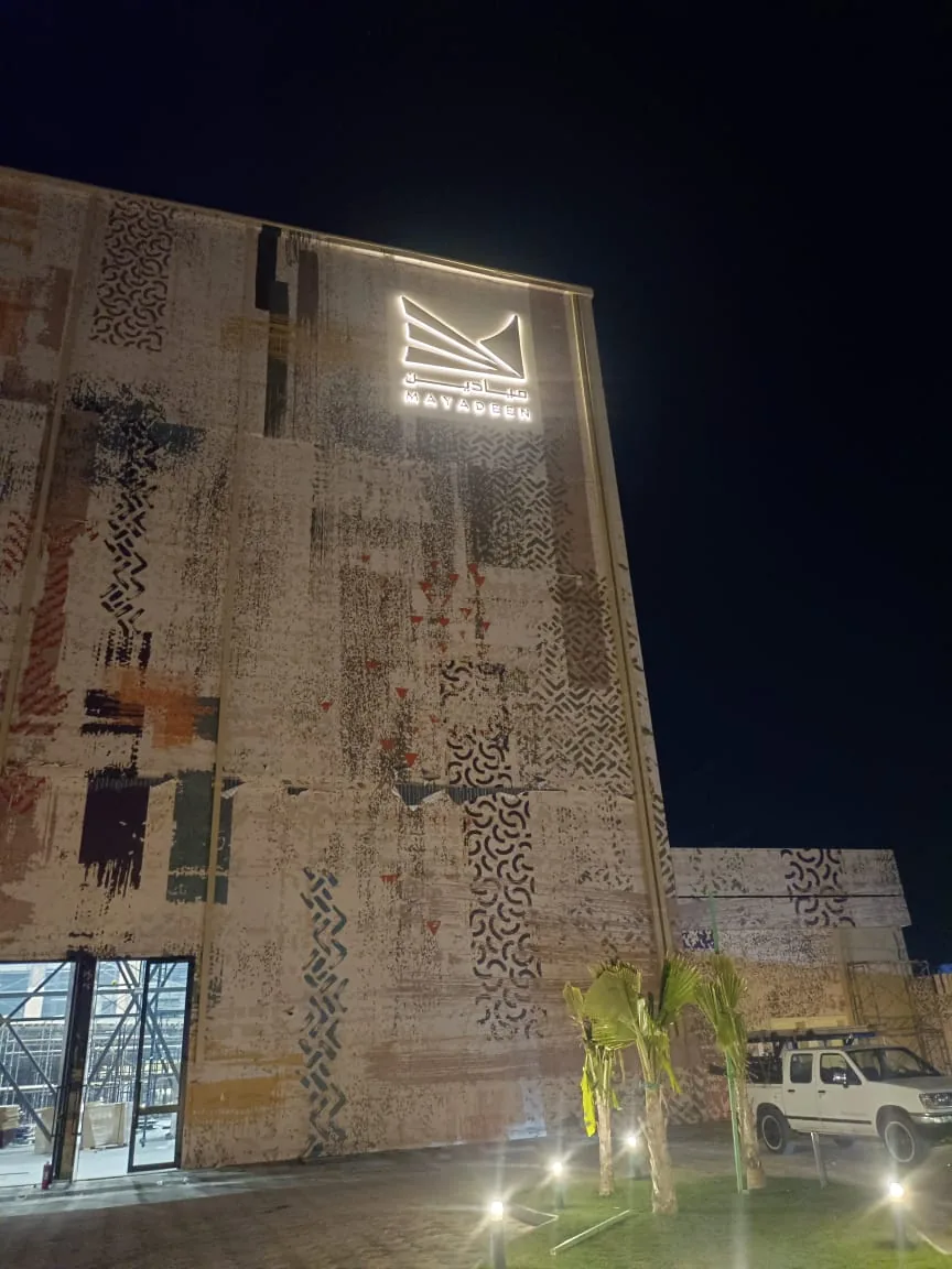 عمل الكلادينج في مصنعنا بالرياض
